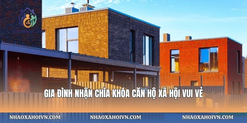 Gia đình nhận chìa khóa căn hộ xã hội vui vẻ